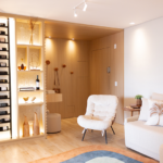 Arquiteta Carolina Oliveira assina reforma de Interiores e transforma apartamento de 77m² em refúgio acolhedor em Ubatuba, São Paulo, Brasil