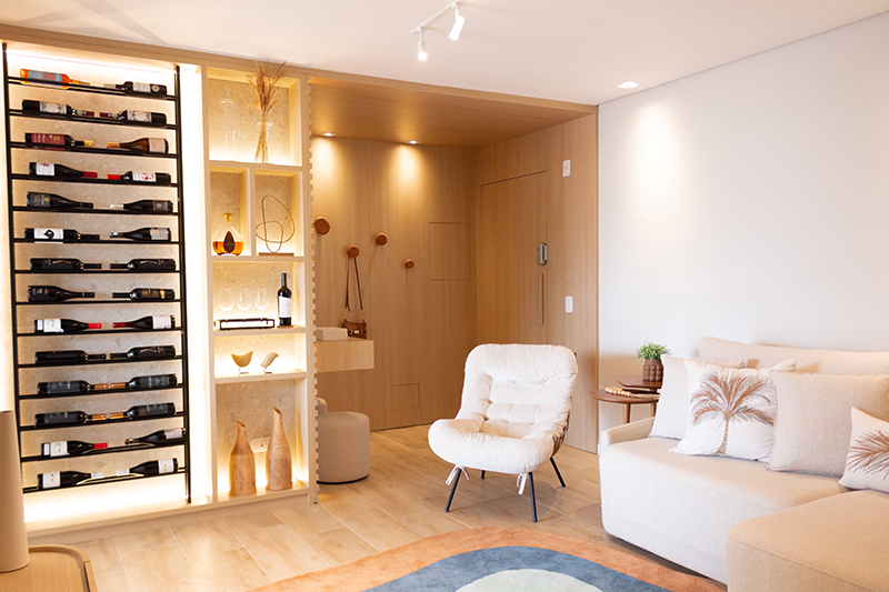 Projeto: Carolina Oliveira | A sala integrada com uma adega iluminada é a grande protagonista deste projeto.