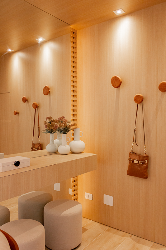 Projeto: Carolina Oliveira | Um hall de entrada pensado para receber com presença, luz e aconchego.