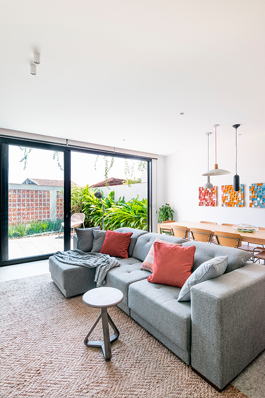 No projeto desta casa, as esquadrias de vidro fornecem uma conexão única com o exterior e inundam o espaço com luz e ventilação natural.