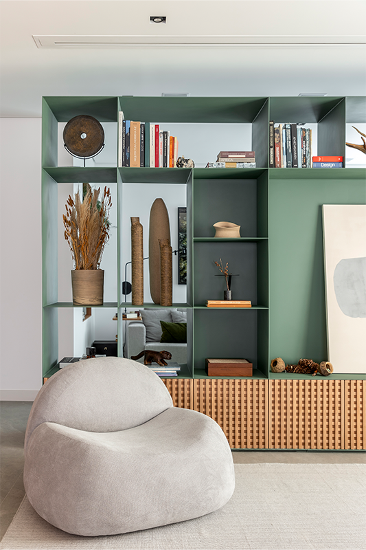 Neste living executado pelo arquiteto Raphael Wittmann, desde os pequenos detalhes, como as mesinhas laterais e centrais repletas de itens decorativos, que revelam o estilo dos moradores, refletindo suas preferências e histórias pessoais.