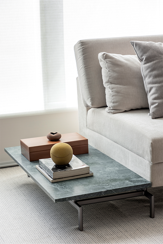 Neste living executado pelo arquiteto Raphael Wittmann, desde os pequenos detalhes, como as mesinhas laterais e centrais repletas de itens decorativos, que revelam o estilo dos moradores, refletindo suas preferências e histórias pessoais.