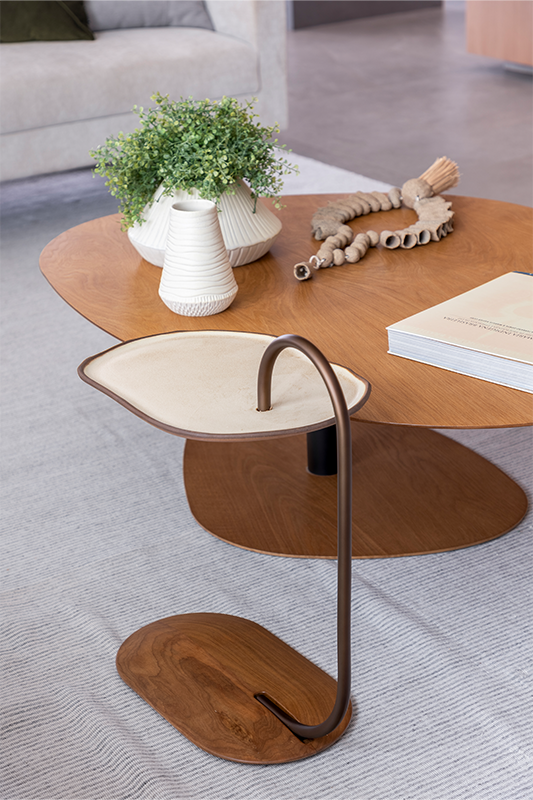 Neste living executado pelo arquiteto Raphael Wittmann, desde os pequenos detalhes, como as mesinhas laterais e centrais repletas de itens decorativos, que revelam o estilo dos moradores, refletindo suas preferências e histórias pessoais.