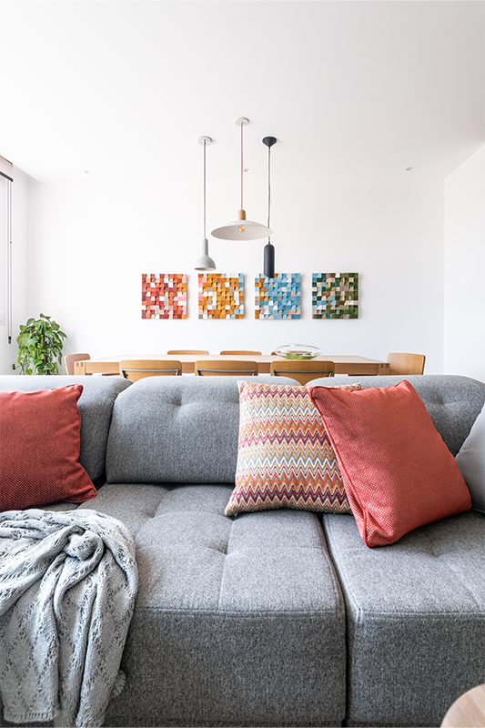 No projeto desta casa, as esquadrias de vidro fornecem uma conexão única com o exterior e inundam o espaço com luz e ventilação natural.