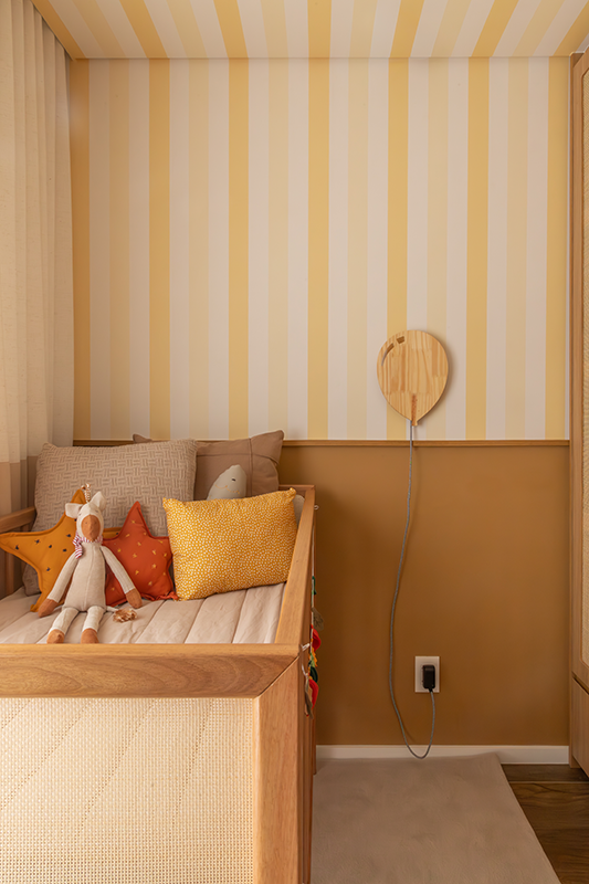 Projeto: TT Interiores | Texturas como linho, palhinha, tapete com pompons e papel de parede listrado reforçam a proposta sensorial do ambiente, criando um espaço acolhedor e delicado.