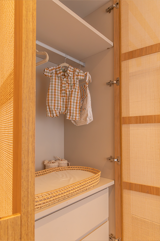 Projeto: TT Interiores | Armário sob medida integra o trocador embutido, substituindo a cômoda tradicional e otimizando a funcionalidade em um quarto compacto.