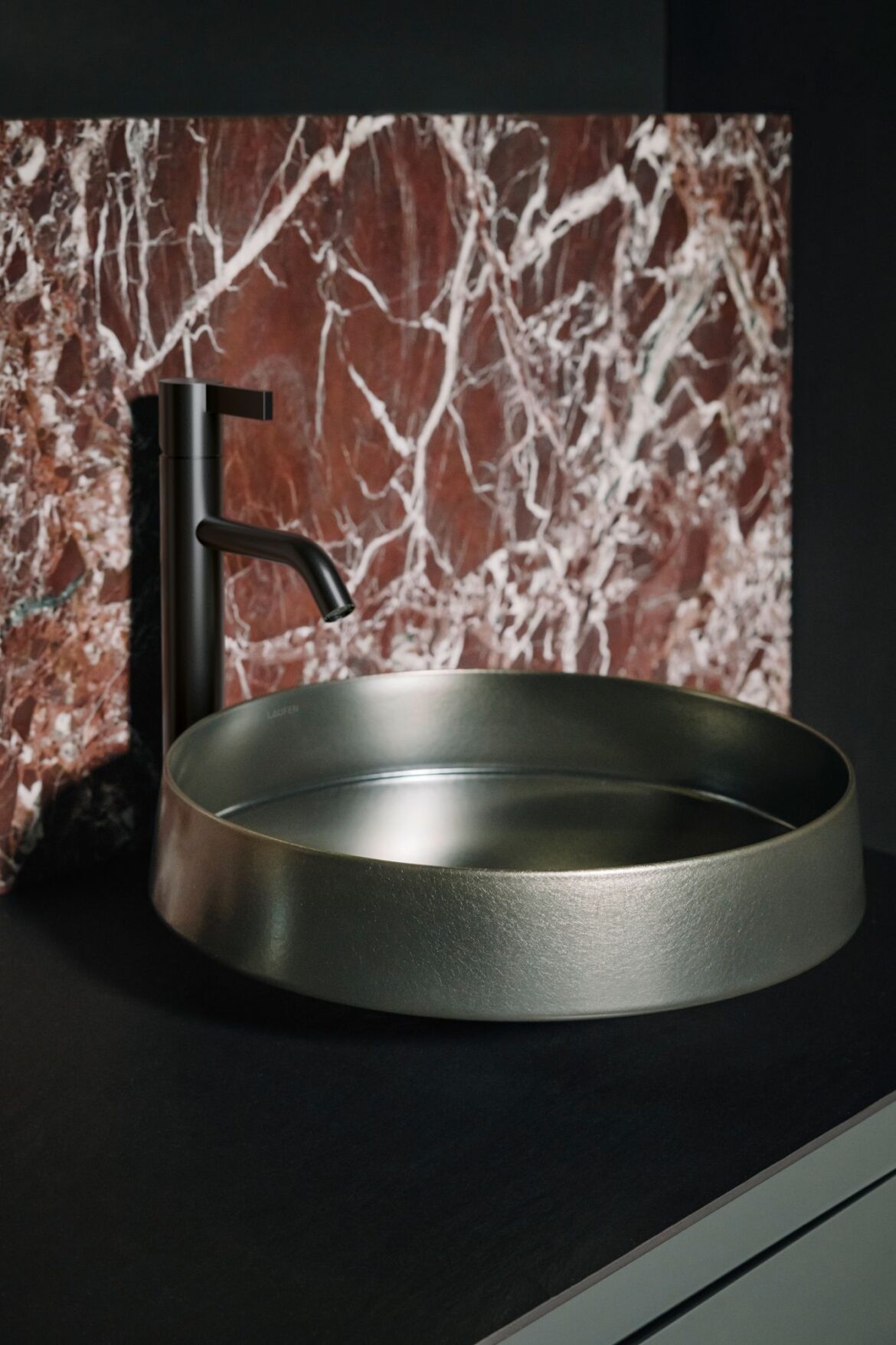 Cuba NIB em Dark Iron, mobiliário ARUN com tampo cerâmico em Ardesia Nero, monocomando Kartell•LAUFEN em Titan Black Matt