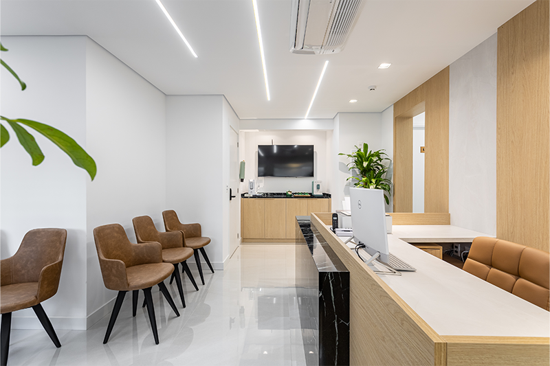 Projeto: Camila Palladino | Plantas, tons naturais e mobiliário aconchegante transformam a espera em um momento de cuidado e bem-estar