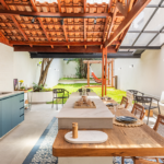 Projeto renova sobrado de 200 m² para uma jovem família