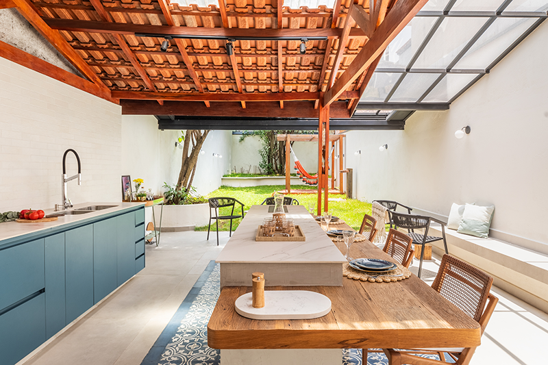 Reforma do sobrado empreendida pelo arquiteto Bruno Moraes reorganizou a planta original, ampliou a entrada de luz natural e promoveu uma integração fluida entre os ambientes sociais, respeitando a estrutura existente e o caráter da construção