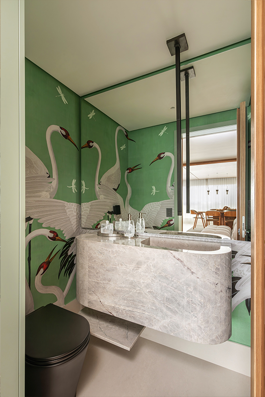 Projeto: TT Interiores | Lavabo marcante com papel Gucci e bancada suspensa em Taj Mahal. Detalhes que transformam o espaço em experiência