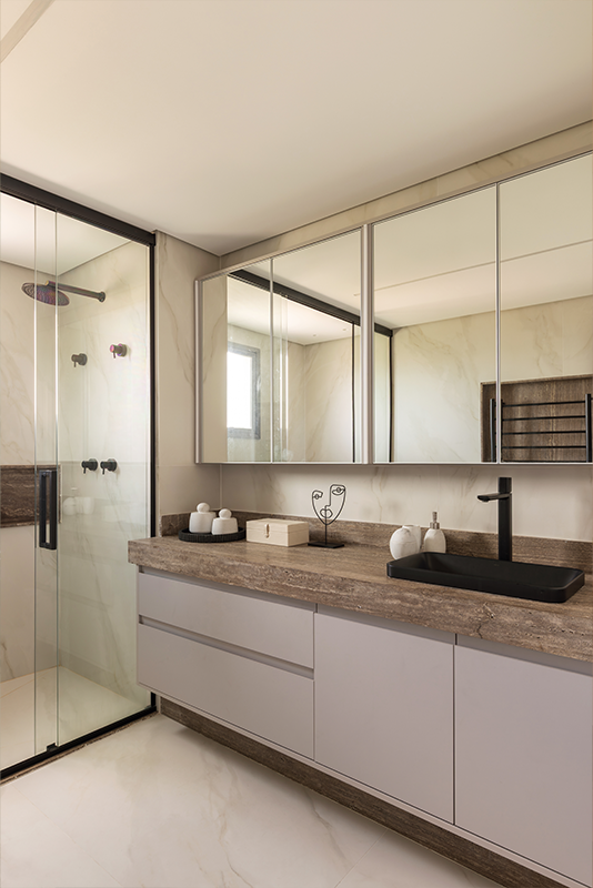 Projeto: TT Interiores | Banho master como refúgio: Travertino Silver e Bianco Covelano iluminam a composição. Conforto e bem-estar em cada escolha