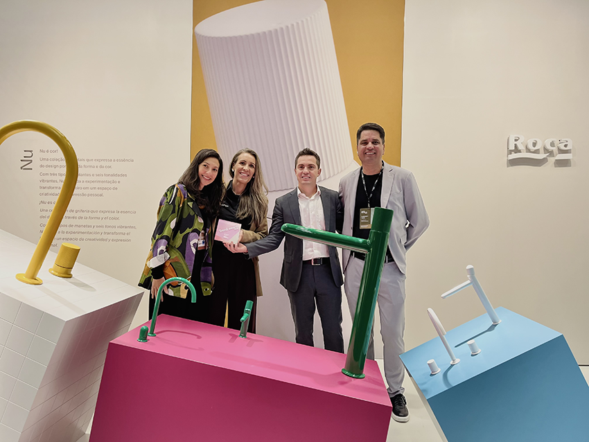 Gaia Prado - Peclers Paris; Aline Pereira e Valmir Benaglia - Roca Brasil e Anderson Vieira – Anfacer na entrega do prêmio Trend Award 2026 para Roca pela coleção Nu