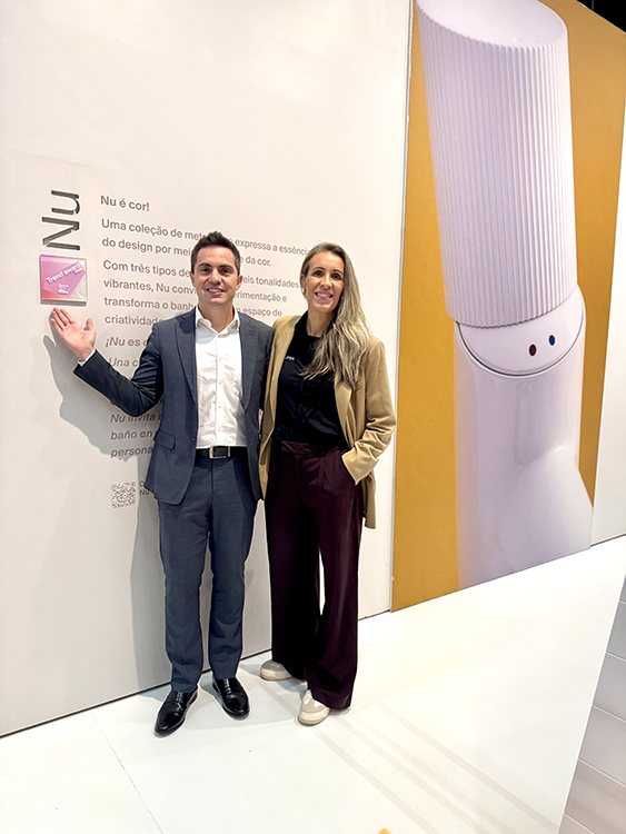 Valmir Benaglia, diretor comercial e de marketing e Aline Pereira, gerente de marketing, celebram a conquista Roca Brasil na edição 2026 da Expo Revestir, com a premiação Trend Award 2026 para a coleção Nu