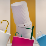 Projeto de Pedro Coimbra para a Roca e ambiente da LAUFEN exploram arquitetura sensorial e design autoral em feira