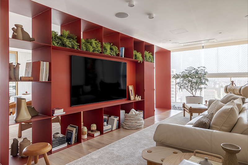 A estante de serralheria feita com chapa de 5 mm soldada e pintada no local divide os livings da sala de TV de forma irreverente