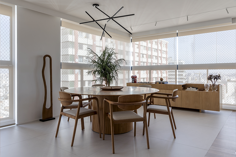 A antiga varanda deu lugar também a sala de jantar com vista para o bairro Jardins