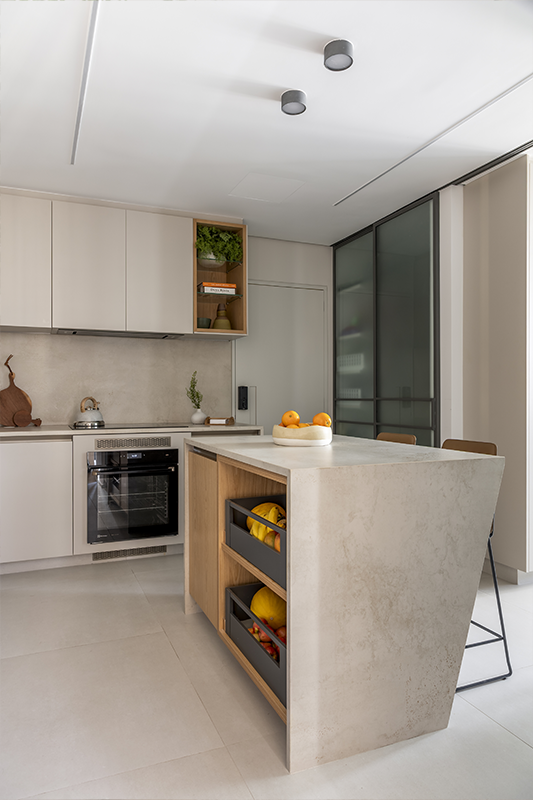 A disposição em 'L' otimiza a circulação, mantendo a cozinha funcional mesmo em espaço compacto