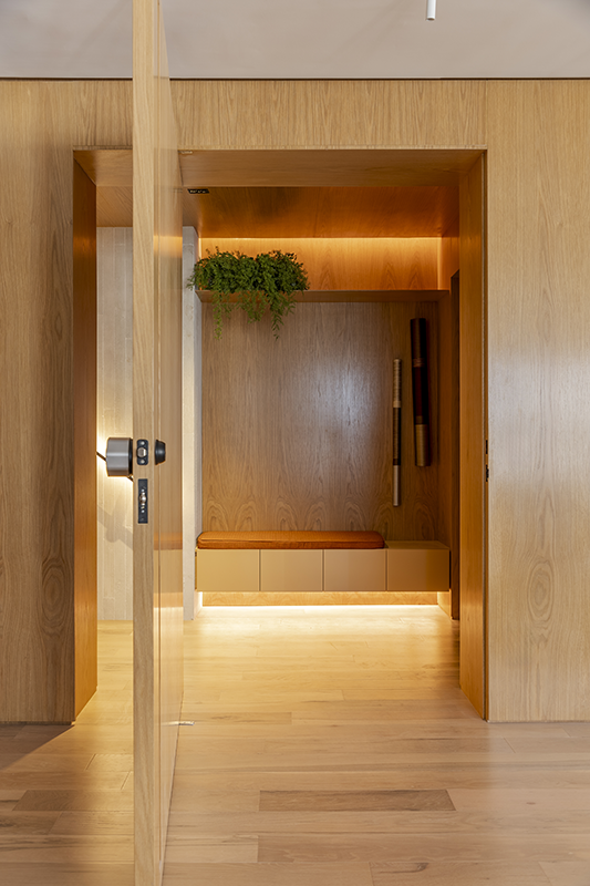 Aqui, o hall privativo é um espaço conectado diretamente com o elevador social e antecede a entrada no apartamento