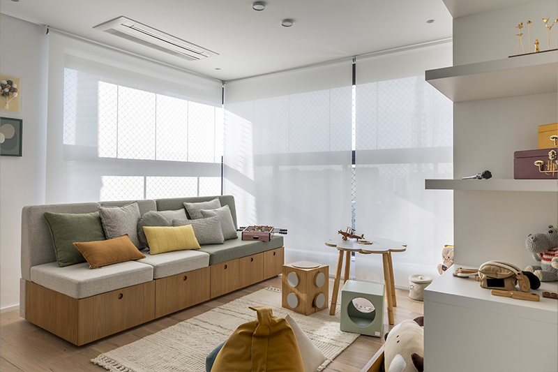 Entre os quartos das crianças, a antiga varanda privativa e transformou em uma brinquedoteca