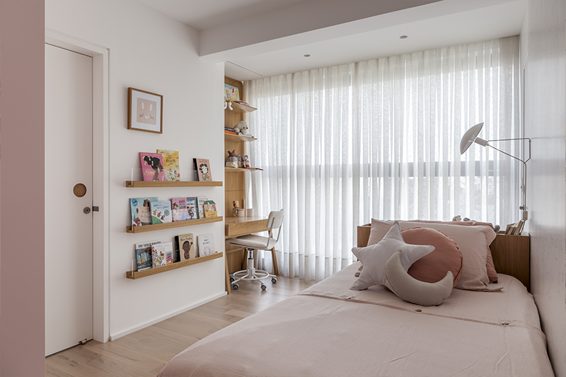 Espelho, cabideiro e guarda-roupa em L completam o ambiente da menina