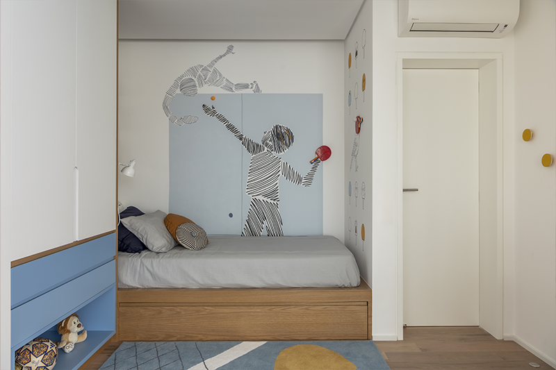 O guarda-roupa foi personalizado para guardar bolas e brinquedos