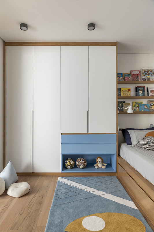 O guarda-roupa foi personalizado para guardar bolas e brinquedos