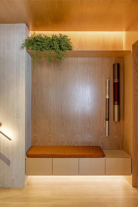 Aqui, o hall privativo é um espaço conectado diretamente com o elevador social e antecede a entrada no apartamento