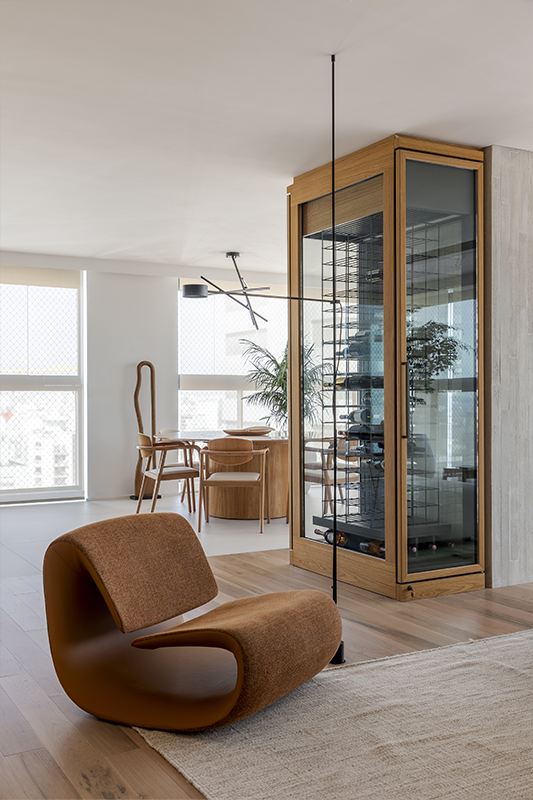 Também em destaque na área social, o mobiliário assinado ressalta a sofisticação e o conforto do lar, vistos na Poltrona Wave (à esquerda), e o Poltrona Charrua (ao centro), e a Poltrona Tonico (à direita)