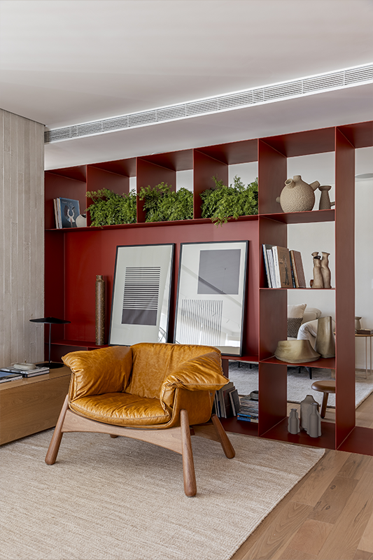 Também em destaque na área social, o mobiliário assinado ressalta a sofisticação e o conforto do lar, vistos na Poltrona Wave (à esquerda), e o Poltrona Charrua (ao centro), e a Poltrona Tonico (à direita)