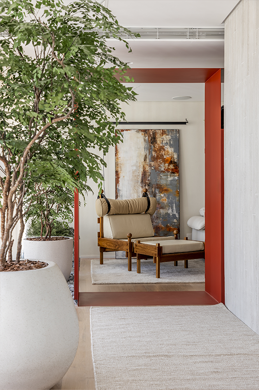 Também em destaque na área social, o mobiliário assinado ressalta a sofisticação e o conforto do lar, vistos na Poltrona Wave (à esquerda), e o Poltrona Charrua (ao centro), e a Poltrona Tonico (à direita)