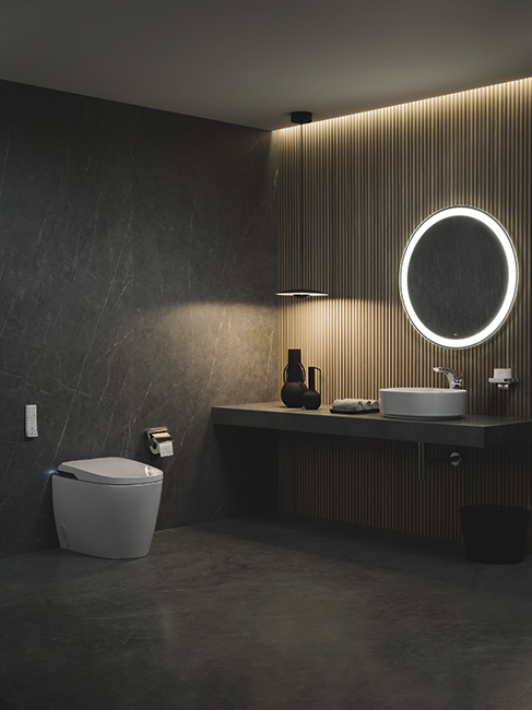 Bacia sanitária inteligente no modelo de piso da coleção In-Wash® In-Tank® Insignia, na cor branco brilho 