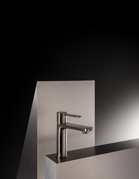 Monocomando para lavatório da coleção Teras, assinado pelo Benedito Design Studio, na cor Aço Escovado 