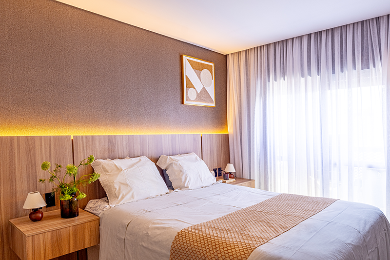 A paleta neutra e os materiais escolhidos criam uma atmosfera acolhedora e tranquila, ideal para o descanso. Sem excessos, o ambiente valoriza o essencial, com soluções funcionais e um visual limpo que reforça a sensação de bem-estar