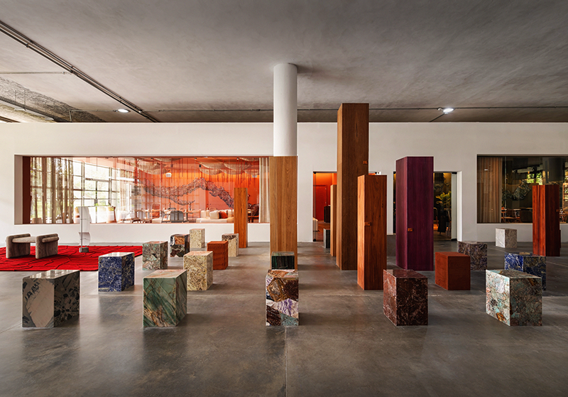 Leonardo Zanatta propõe uma reflexão potente sobre os materiais brasileiros no hall da Bienal de Arquitetura Brasileira (BAB), em São Paulo