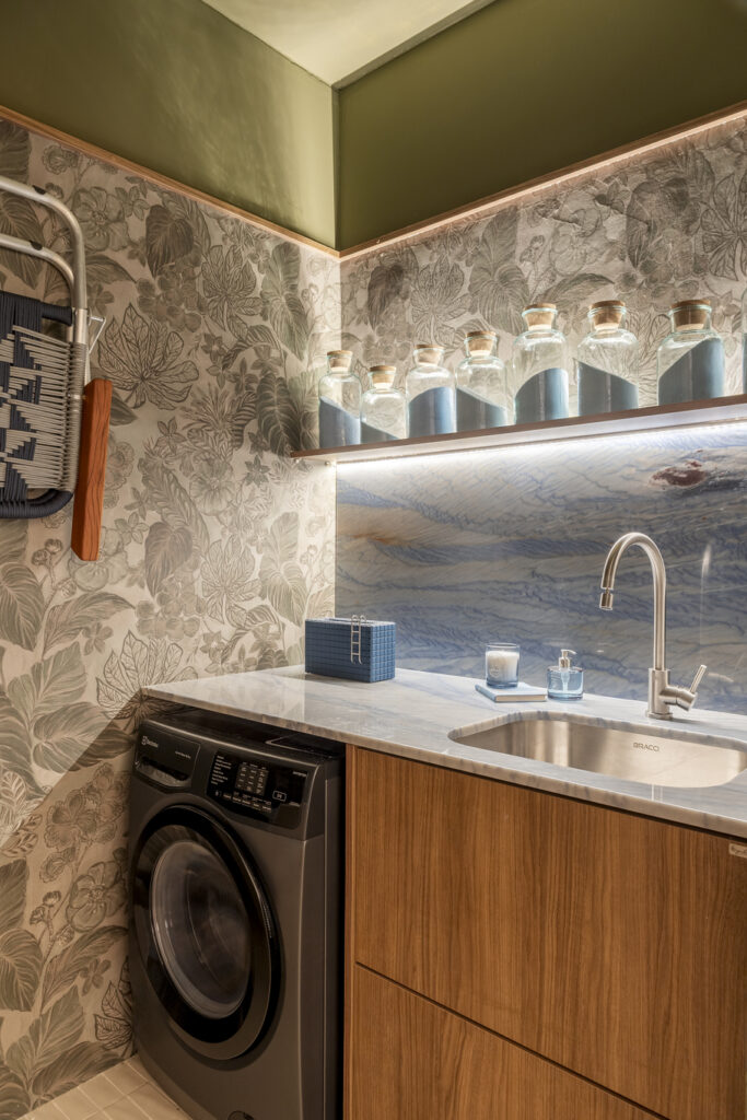 Cozinha e lavanderia integradas reforçam a praticidade do cotidiano sem abrir mão da estética.