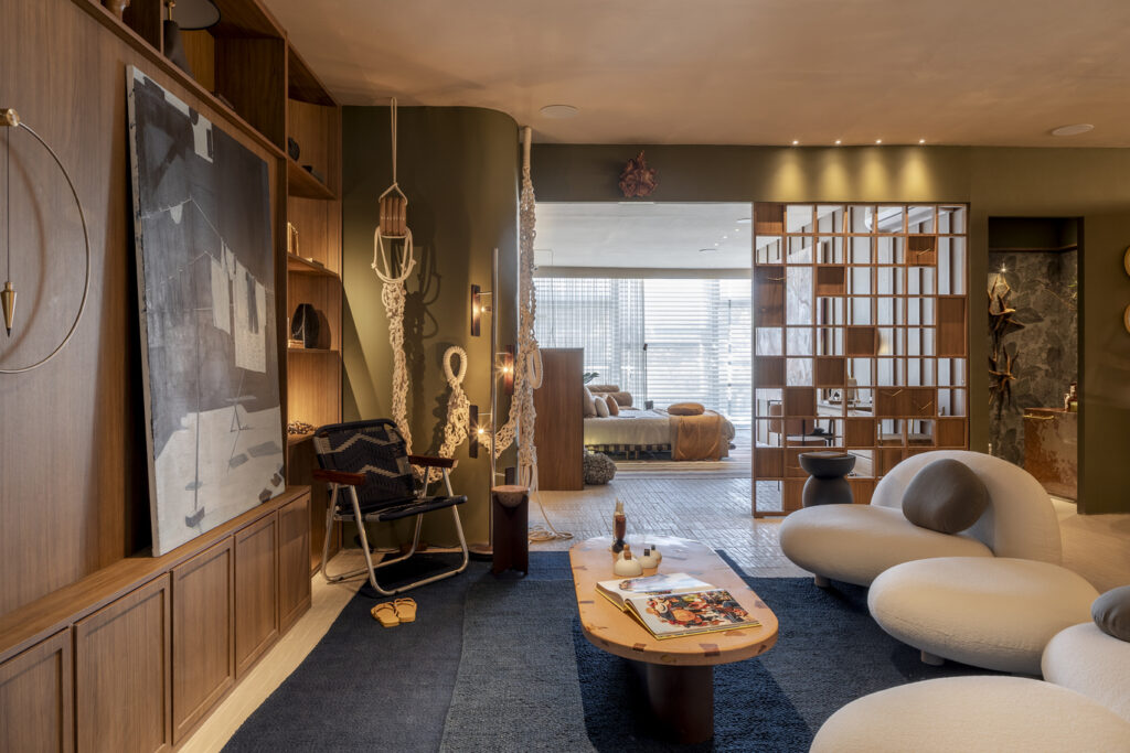 Entre o verde da floresta e o azul do mar, o projeto evoca a paisagem e o estilo de vida do Rio.