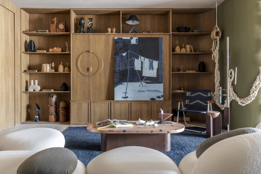 A estante central abriga memórias, histórias e objetos que constroem identidade.