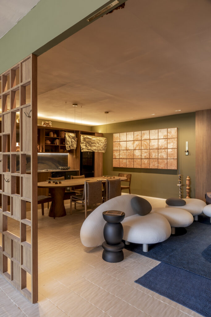 Integração e fluidez marcam os espaços sociais, pensados para encontros e convivência.