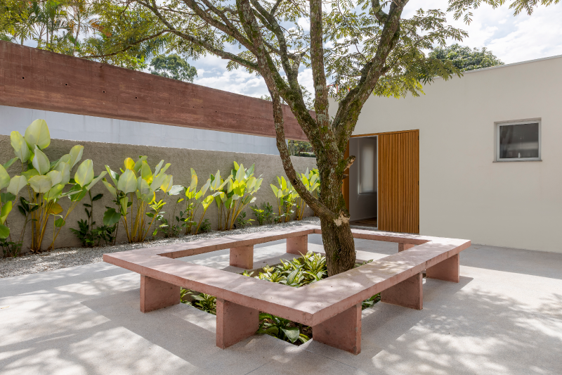 O pátio central idealizado pelo arquiteto Raphael Wittmann é o coração pulsante da residência e reforça o caráter ambiental do projeto