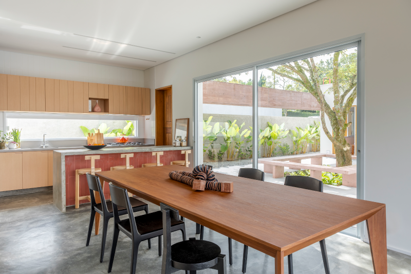 As cadeiras do ambiente foram fabricadas pela Marcenaria Baraúna em madeira com acabamento ebanizado