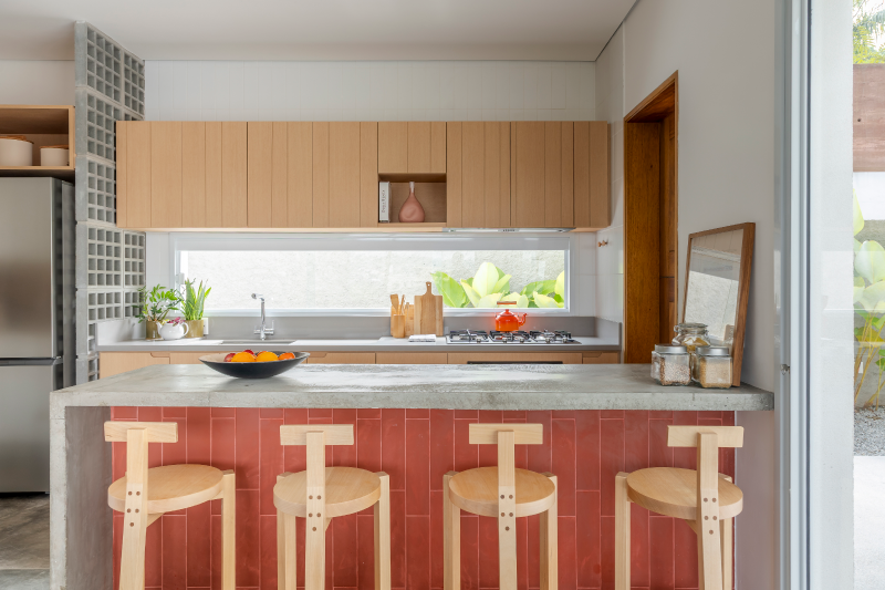 Eleitas pelo arquiteto Raphael Wittmann, as banquetas, além de charmosas, são símbolos da filosofia modernista que entrega expressividade estrutural, uso mínimo de material e apoios e forte identidade local