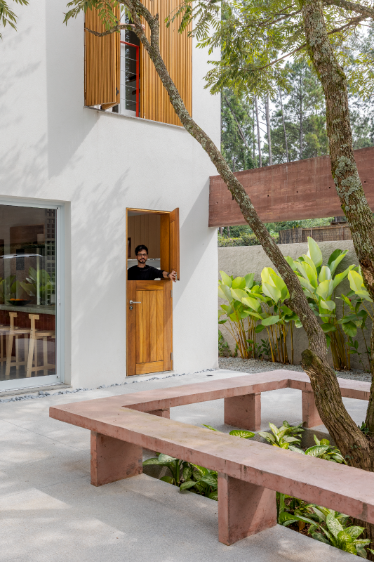 Para completar a cozinha, a charmosa porta mexicana de duas folhas faz a mediação entre o interior e o pátio, funcionando como janela e passagem