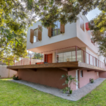 Em diálogo com a paisagem, projeto de residência em Cotia (SP) reflete o melhor da arquitetura paulistana