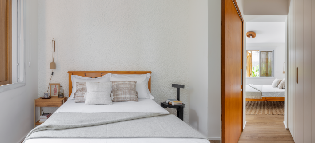 O dormitório principal conta com closet, acesso direto a cozinha e ambientes de convivência | Projeto Rawi Arquitetura | Fotos: Rafael Renzo