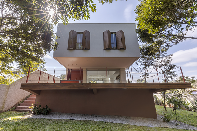 No coração da casa projetada pelo arquiteto Raphael Wittmann, uma imponente árvore Jacarandá dá forma ao pátio central, em torno do qual toda a residência se organiza