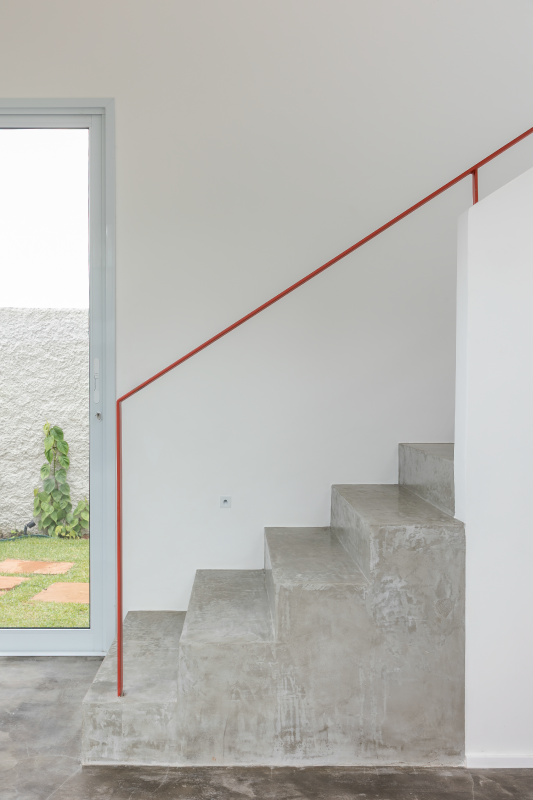 Um dos destaques dessa passagem está no guarda-corpo desenhado pelo arquiteto Raphael Wittmann, de linhas retas e pintado em um tom terracota que reafirma a paleta de cores da casa