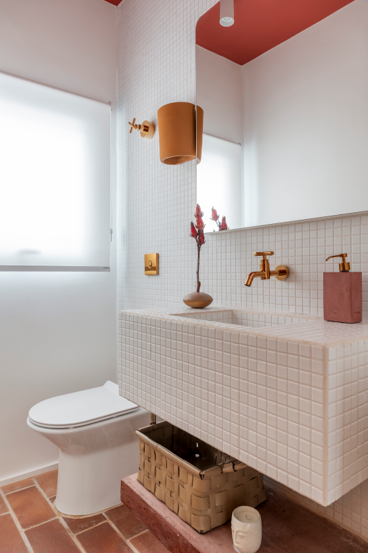 Detalhes em metal dourado adicionam delicadeza e rusticidade sem romper com a paleta do ambiente