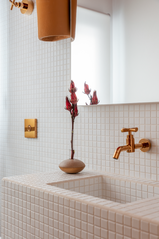 Detalhes em metal dourado adicionam delicadeza e rusticidade sem romper com a paleta do ambiente