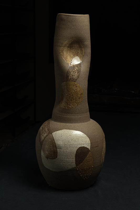 Criações em cerâmica produzidas por mulheres indígenas da etnia Jenipapo Kanindé compõem a exposição Encantadas, que integra agenda do circuito SP-Arte 2026